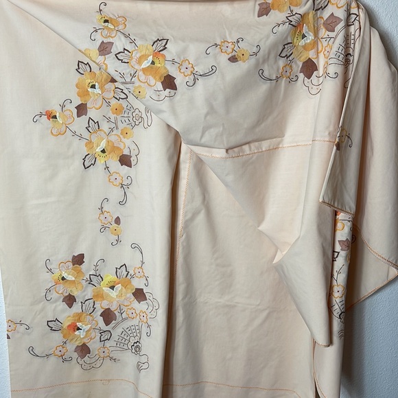 VINTAGE TABLECLOTH W/ FLOWER EMBROIDERY and appliqués 12 napkins - Picture 5 of 8